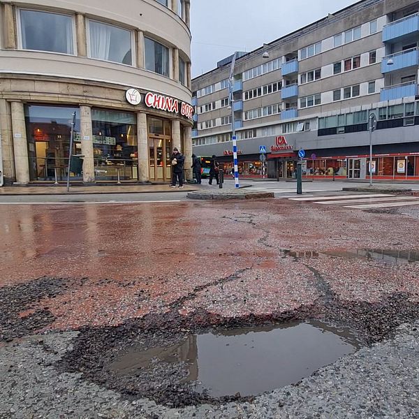 Stort potthål i gatan vid Värnhem i Malmö