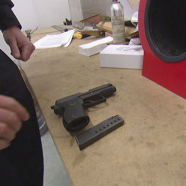 en polis och ett vapen