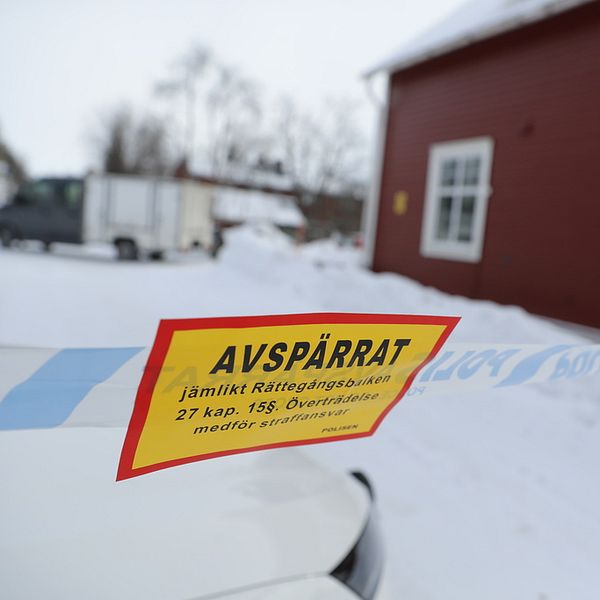 Brottsplatsen avspärrad vid villakvarteret.