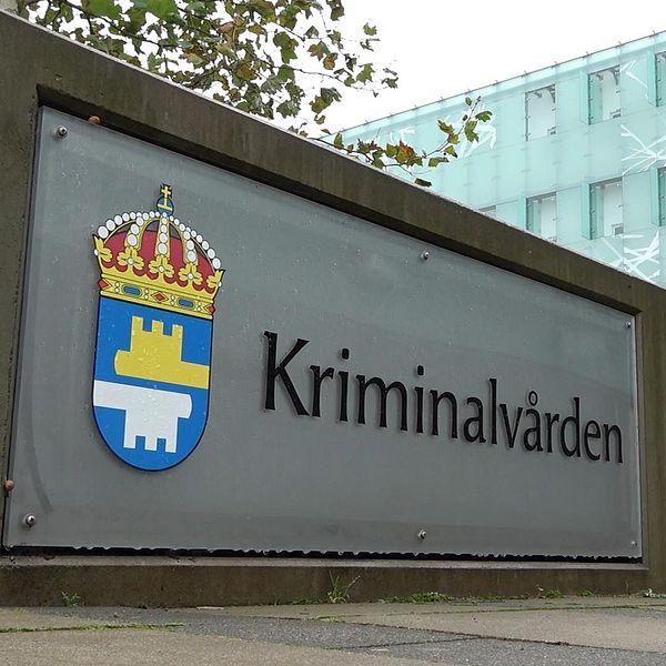 Kriminalvårdens logotyp syns på en sten utanför deras häkte i Helsingborg