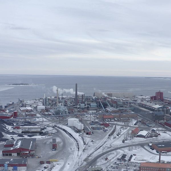 Drönarbild av Rönnskärsverken i Skelleftehamn, det är mulet och ett tunt lager snö på marken