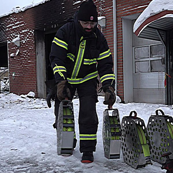 Brandmannen Abbe vid den nerbrunna brandstationen i Holmsund.