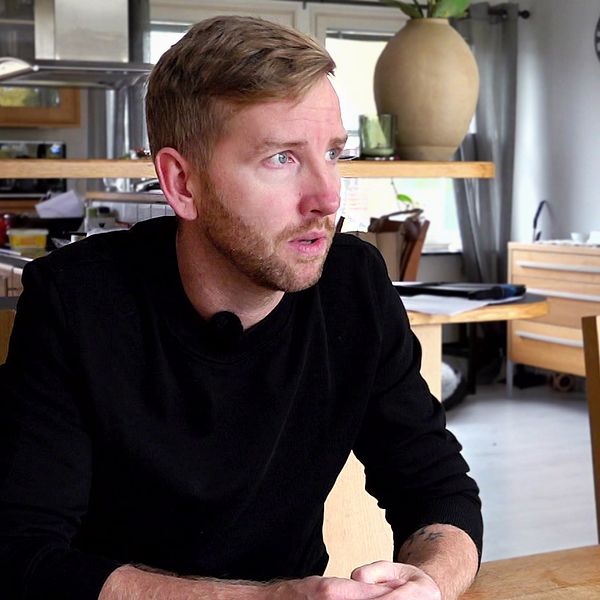 Jan-Erik Larsson vid köksbordet efter garagebranden i Fristad