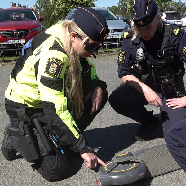 Poliser kontrollerar elsparkcykel