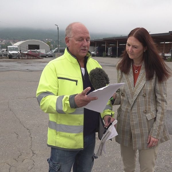 Chef för vägunderhållet tar tillsammans med SVT:s reporter del av lista med klagomål på dåliga vägar .