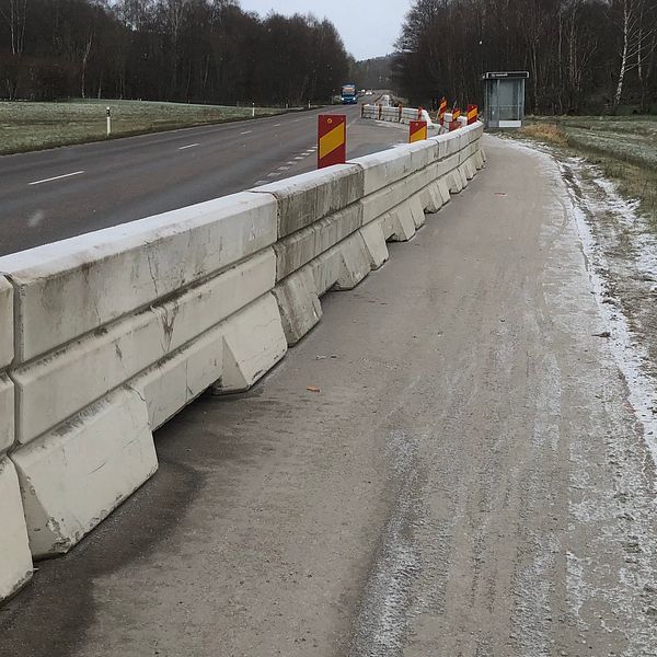 Betonghinder som ställts ut av Trafikverket på väg 650.