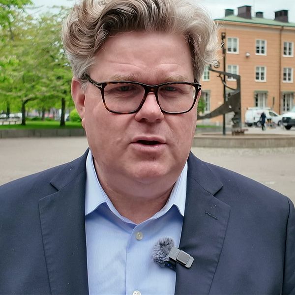 Justitieminister Gunnar Strömmer (M) i kostym ståendes utomhus på Tyska torget i Norrköping.