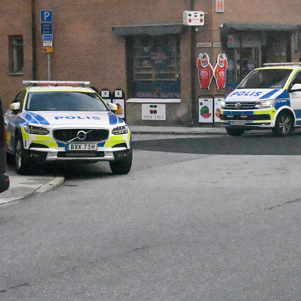 Polisbilar på Smedjegatan i Norrköping.