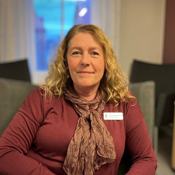 Cecilia Barchéus Bergman, anhörigkurator i Östersund, sitter i en fåtölj och intervjuas av SVT på hennes kontor.