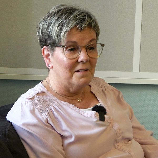 Ingela Kohronen (SJVP) sitter i en fåtölj vid ett fönstret.