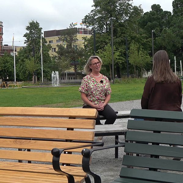 Reporter Kateryna Yemets intervjuar Susanne Henriksson utomhus.