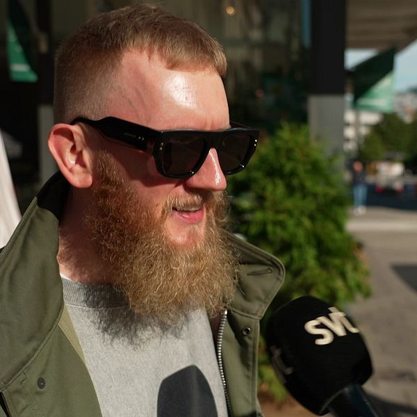 Mieshenkilöä, jolla on parta ja aurinkolasit haastatellaan kadulla Tukholmassa.