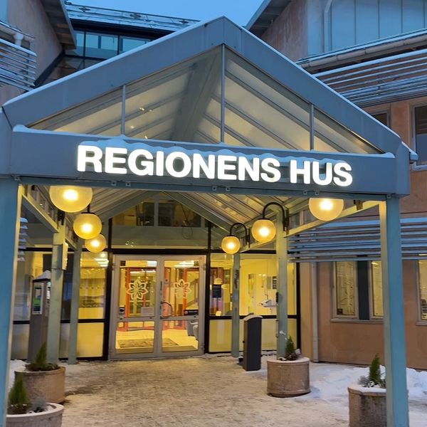 Vårdbolaget Capio säger upp avtalet för vårdcentralen i Grums. Nu tittar Region Värmland på att driva vårdcentralen vidare – troligen i egen regi.