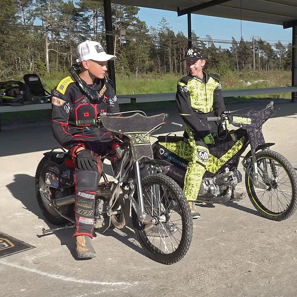 Herman Ahlgren och Harald Fohlin sitter på speedwaymotorcyklar.