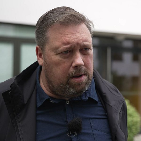 Juha Joki, chef för Krigsinvalidernas förening i Sverige Stor på gatan med allvarligt min. Han berättar om situationen för dem som fick krigsskador som barn under Finlands krig och som bor i Sverige.