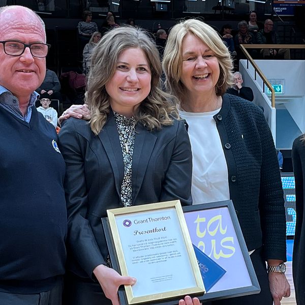 Bild på Christer Engnér från RF Sisu, Jaqueline Ewertzh årets Taus, landshövding Marita Ljung och  Caroline Hildahl från Jämtkraft i Östersundssporthall där årets Taus visar sitt pris.