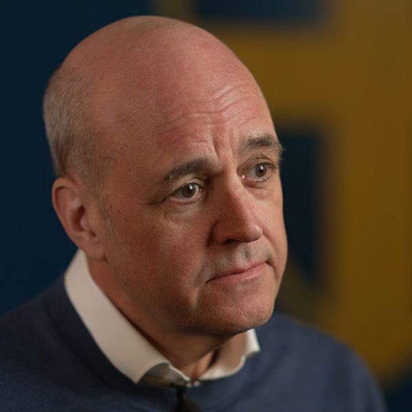 Fredrik Reinfeldt, i en vit skjorta och blå tröja, i intervju med SVT Sport, mot en bakgrund som visar Svenska fotbollförbundets logga.