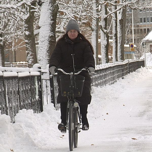 cyklist på snöig väg