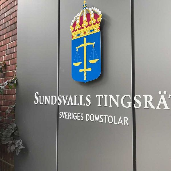 Skylt med texten Sundsvalls tingsrätt och Sveriges domstolars vapensköld.