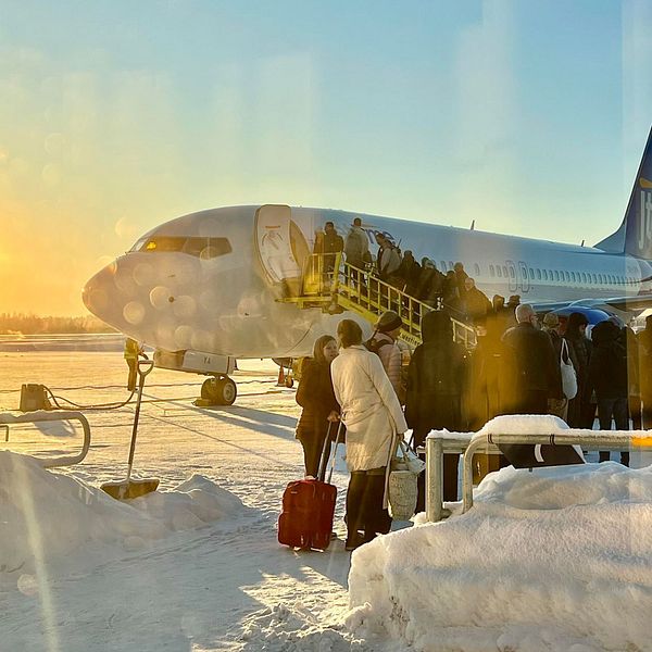 Ett flygplan i motljus på Umeå flygplats i minus 33.