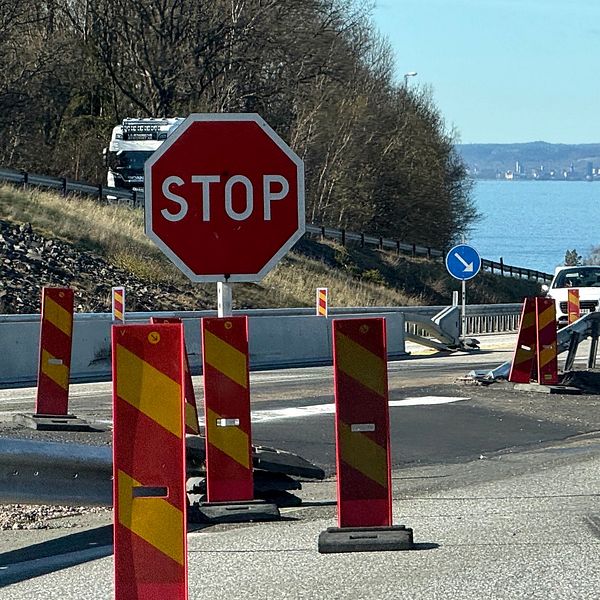 Stoppskyltar vid vägarbete på E4 vid Vättersmålen mellan Gränna och Huskvarna