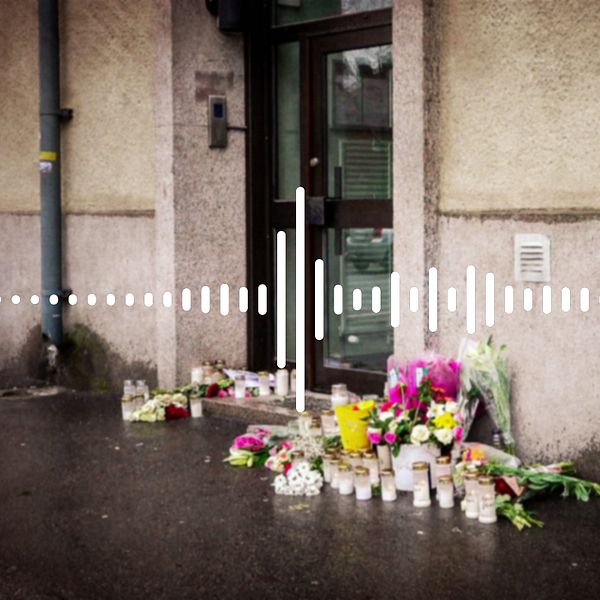 Bild på porten till trapphuset där Saga bodde. Utanför står gravljus och blommor som lämnats efter Sagas död.