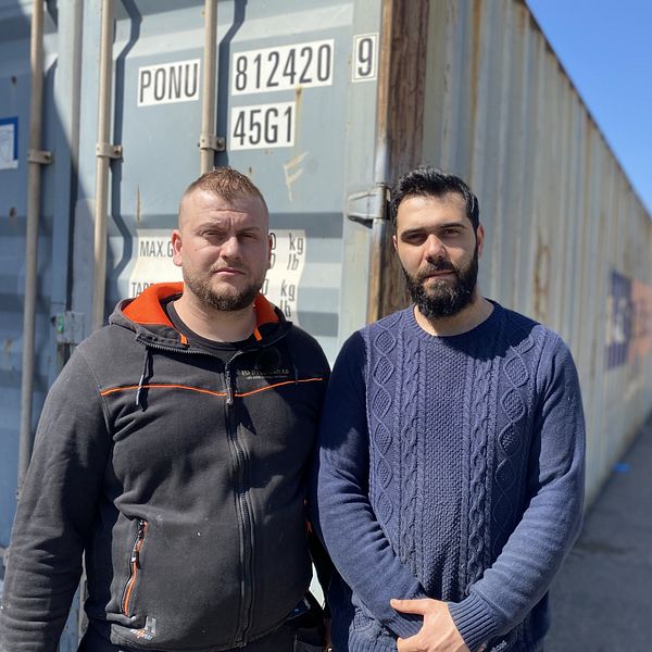 Patrijot Beqaj och Tim Sabri står framför en stor container.