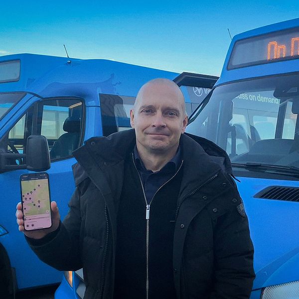 Per Nyrenius, utvecklingsledare på Västtrafik, utanför de nya bussarna on demand.