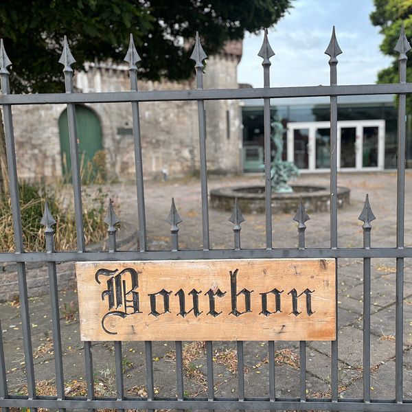 Stängd entré till Vattenborgen med skylten ”Bourbon” synlig på ett staket.