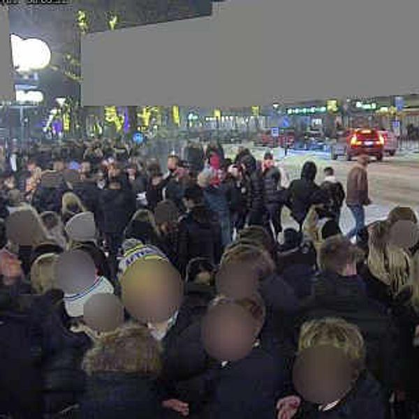 Bild från en övervakningskamera i centrala Tranås visar en större folksamling i samband med nyårsfirandet.