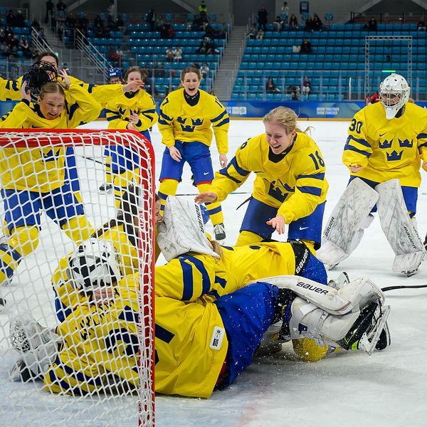 Sveriges hockeydamer jublar efter guldet i ungdoms-OS.