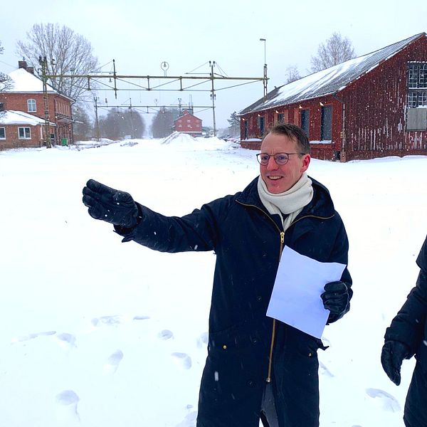 Tibros kommunchef Gustav Olofsson tillsammans med plan-och byggchefen Kim Olsson på det stationsområde som under 2023 köptes upp för 2,2 miljoner. Marken blir en viktig pusselbit i att göra centrum mer attraktivt.