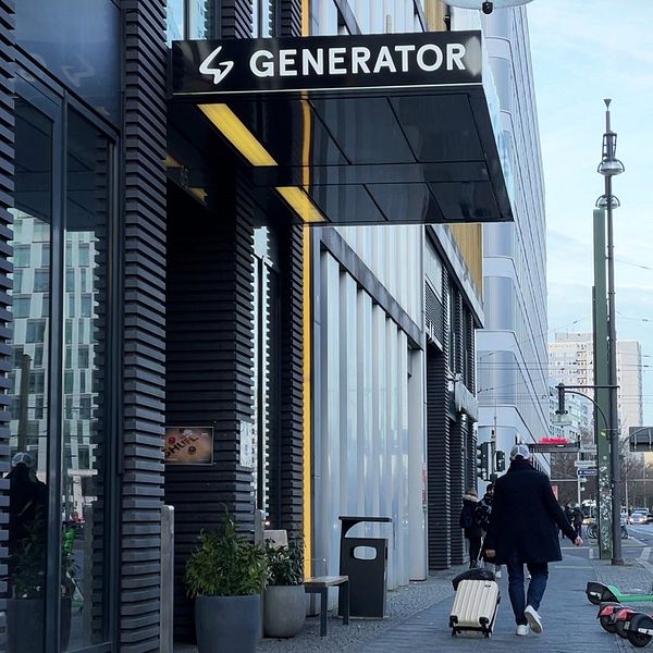 Bild på trottoar i Berlin, ingången till Generator hostel.