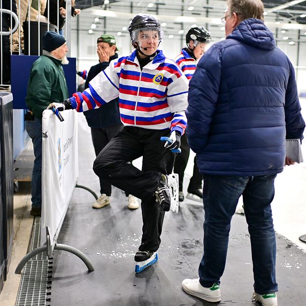 Hannah Pettersson är Sveriges första kvinnliga domaren att döma en elitseriematch i bandy för herrar.