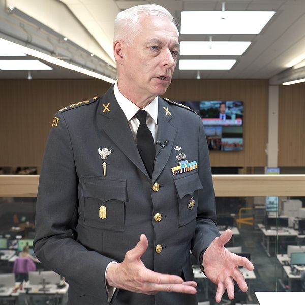 En militär i uniform