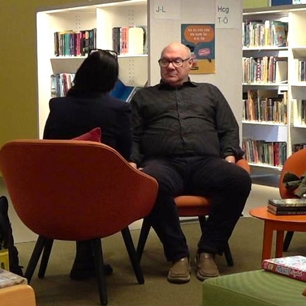 Christer Sjöberg (S) samtalar med SVT:s reporter i ett bibliotek.