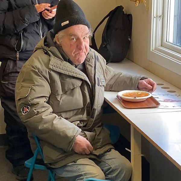 Äldre man sitter och äter i soppkök i Sundsvall