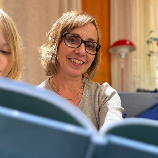 Bibliotekarien Helena Engdahl läser för ett barn