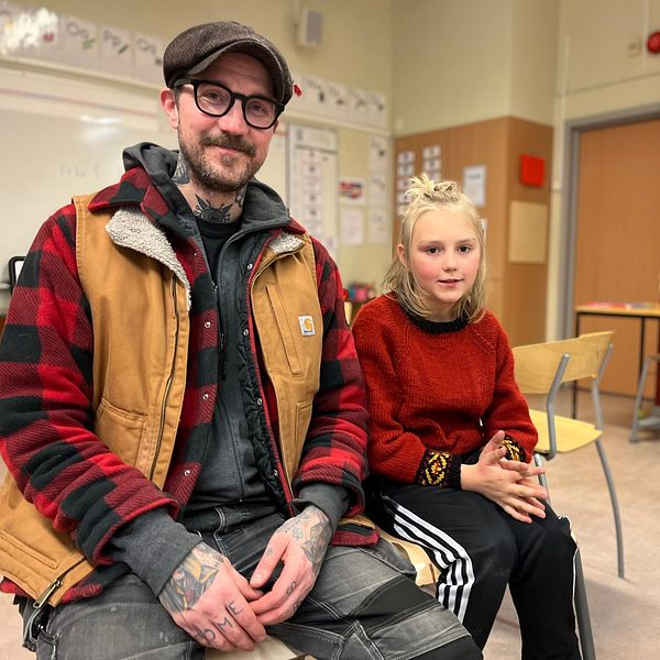 pappa och son i klassrum i Alingsås