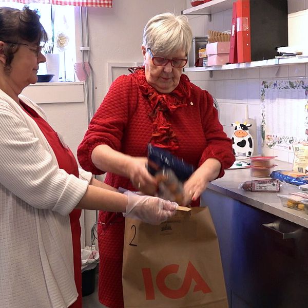 Gunborg Morén packar matkassar på Röda Korset i Hedemora