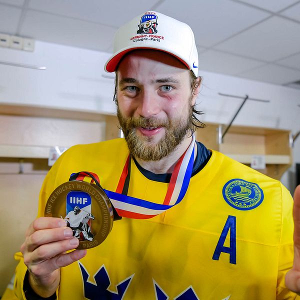 Victor Hedman visar upp VM-guldet 2017. Arkivbild.