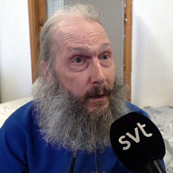 Lennart i blå tröja intervjuas av SVT:s reporter.