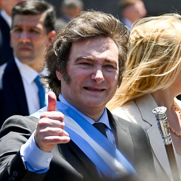 Argentinas nye president gör tummen upp.
