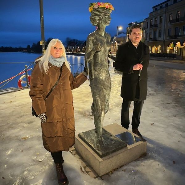 Marianne Nilsson, Karlstadbo som skickade in medborgarförslag om att uppdatera informationen om Eva-Lisa Holtz på statyn ”Sola i Kallsta”, och Robert Halvarsson, ordförande i kultur- och fritidsnämnden.