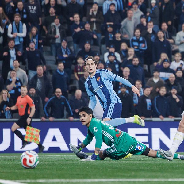 Nino Zugelj missar målchans mot Falkenberg i svenska cupen.