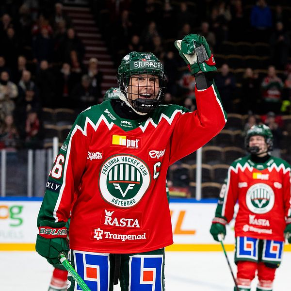 Frölundas Hanna Olsson, i röda tröja, firar på isen under en match.