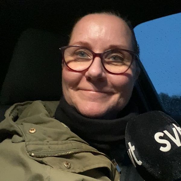 SVT:s reporter Ylva Holmgren sitter i en bil.