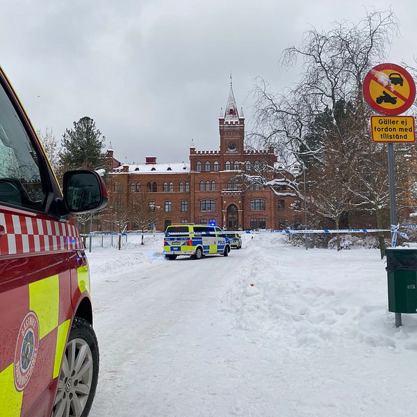 Skola med polis och räddningsfordon utanför