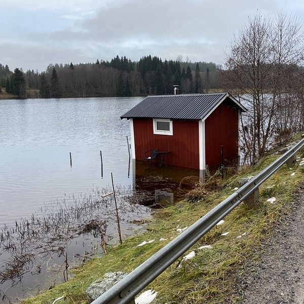 Översvämmad bastu i Barsviken söder om Härnösand.