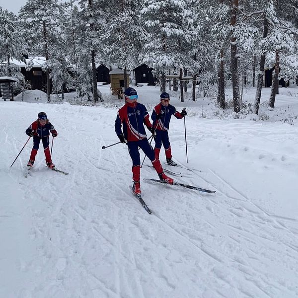 Sam, Olle och Viggo passade på att åka skidor på Södra berget i Sundsvall.